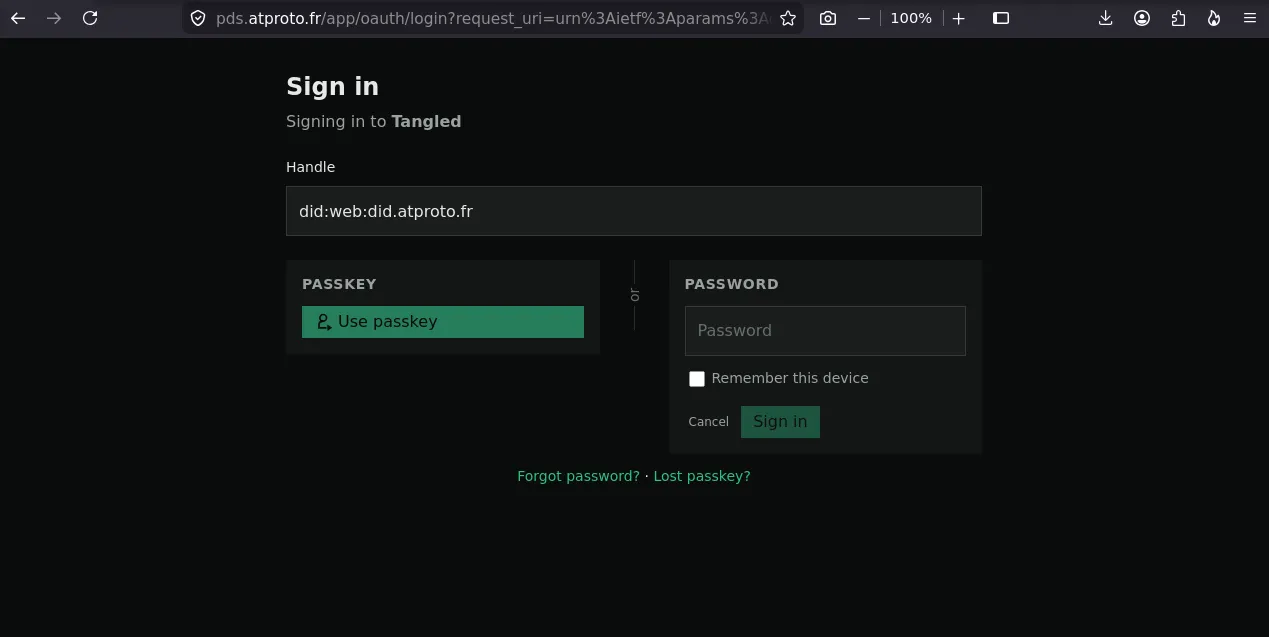 Page de connexion du PDS lors d'une connexion à Tangled : la barre d'adresse du navigateur affiche pds.atproto.fr, et la page propose de s'authentifier par passkey ou par mot de passe.